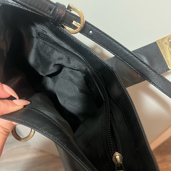Ferragamo Trifolio shoulder bag — black with gold hardware - Picture 6 of 7
